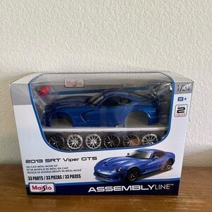 NIB 2013 Srt Dodge Viper Gts 1/24
Maisto Assembly Line Metal Model